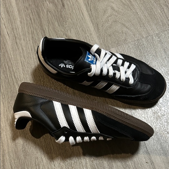 Adidas Men's Black and White Sneakers with Blue Accents - Picture 7 of 9
